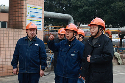 瀘天化股份公司總經(jīng)理傅利才一行深入大修現(xiàn)場(chǎng)檢查指導(dǎo)工作