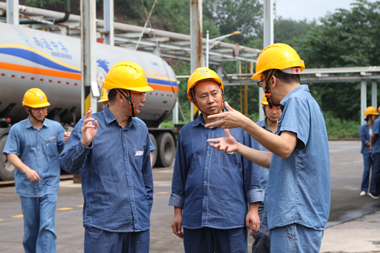 股份公司黨委書記廖廷君總經(jīng)理趙永清率隊開展安全檢查