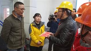 集團公司黨委書記董事長譚光軍一行慰問瀘天化困難員工