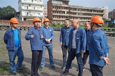 瀘天化股份公司黨委書記廖廷君一行深入江邊碼頭督查防洪防汛工作