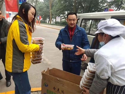 瀘天化股份公司工會(huì)慰問(wèn)新系統(tǒng)裝置大修現(xiàn)場(chǎng)作業(yè)員工