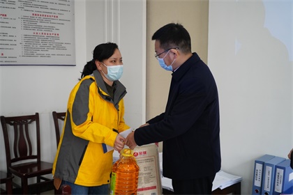 瀘天化集團(tuán)公司黨委書記、董事長(zhǎng)譚光軍一行節(jié)前慰問(wèn)公司員工