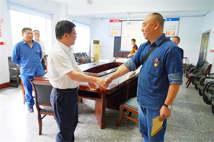 瀘天化股份公司開展“把黨的關(guān)愛送到老兵心中”暖心慰問活動(dòng)