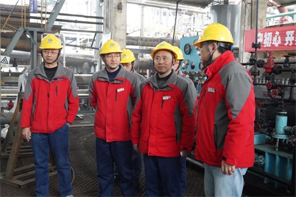 瀘天化股份公司黨委書(shū)記、董事長(zhǎng)廖廷君深入大修現(xiàn)場(chǎng)為參戰(zhàn)將士加油鼓勁