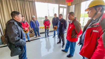 集團(tuán)公司總經(jīng)理寧忠培了解新系統(tǒng)裝置大修后開(kāi)車(chē)情況