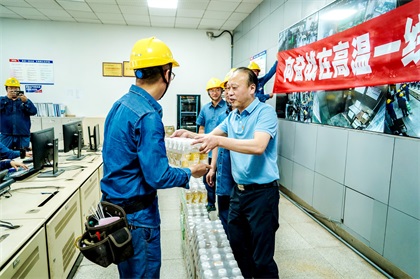 集團(tuán)公司黨委書記潘建華為瀘天化股份公司一線干部員工送清涼