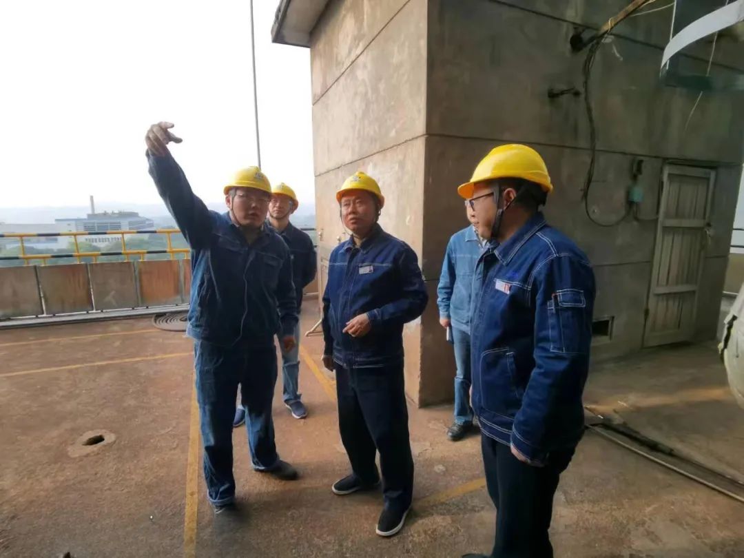 瀘天化股份公司黨委書(shū)記、董事長(zhǎng)廖廷君一行深入尿素現(xiàn)場(chǎng)檢查指導(dǎo)工作