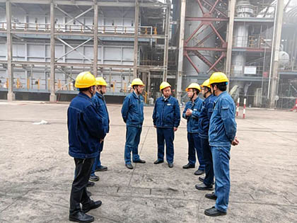 瀘天化股份公司黨委書記、董事長廖廷君深入綠源醇業(yè)檢修現(xiàn)場關(guān)心一線員工