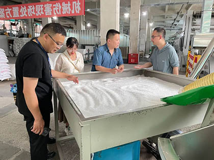 納溪區(qū)衛(wèi)生健康局對(duì)弘潤(rùn)塑料制品分公司開(kāi)展職業(yè)病防治執(zhí)法檢查