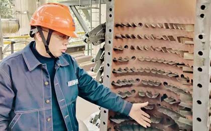 瀘天化股份公司總經理傅利才率隊到硝酸車間大修現(xiàn)場檢查指導工作